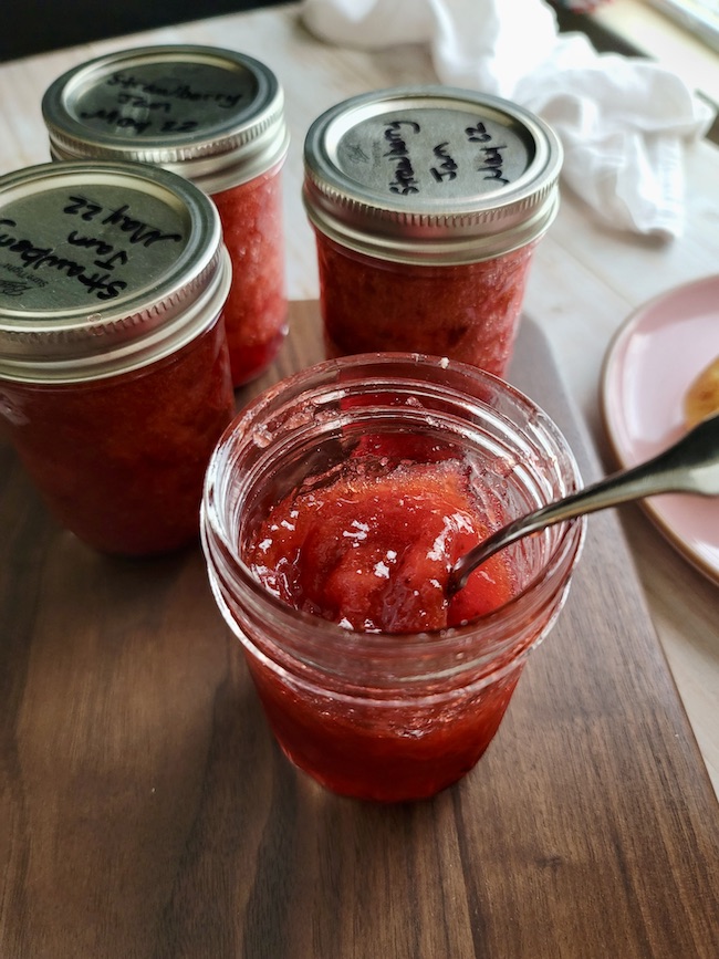 Easy Strawberry Jam: Pectin-Free or Classic Recipe?